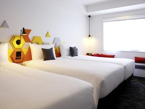 Cubrecamas, caja de seguridad en la habitación y cortinas blackout