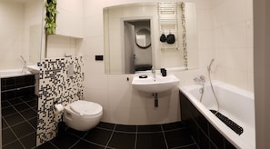 Apartment, 2 Bedrooms, Bathtub (Tree - Koscielna 33) | Bathroom