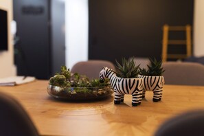 ์ํํธ, ์นจ์ค 2๊ฐ (Zebra - Koscielna 17) | ๊ฐ์ค ๋ด ํธ์ ์์ค/์๋น์ค