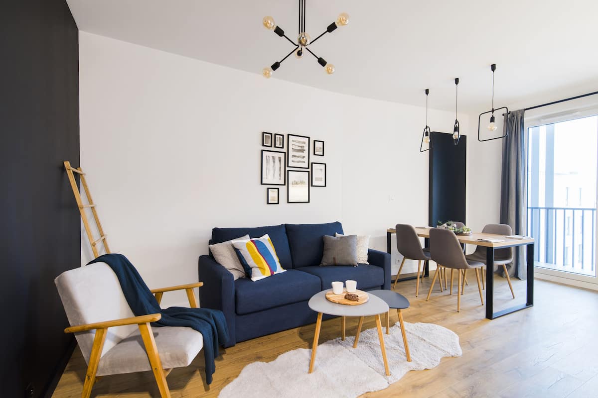 Appartement, 2 slaapkamers (Zebra - Koscielna 17) | Woonkamer | Een 49-inch flatscreentelevisie met kabelzenders en een televisie