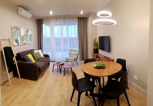 Apartment, 2 Bedrooms, Bathtub (Tree - Koscielna 33) | Living room