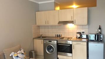 City Apartment, 1 Double Bed, Non Smoking | Private kitchenette | Full-size fridge, microwave, oven, stovetop