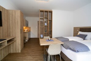 Business Apartment, 1 King Bed, Non Smoking (inclusive Cleaning Fee 36,00 EUR) | Premium bedding, in-room safe, laptop workspace, soundproofing - Apart of me Villach (Villach)