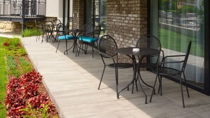A modern outdoor patio with a pool, outdoor seating, and a view of the neighborhood. - Apart of me Villach (Villach)