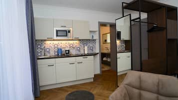 Ropa de cama de alta calidad y caja de seguridad en la habitación