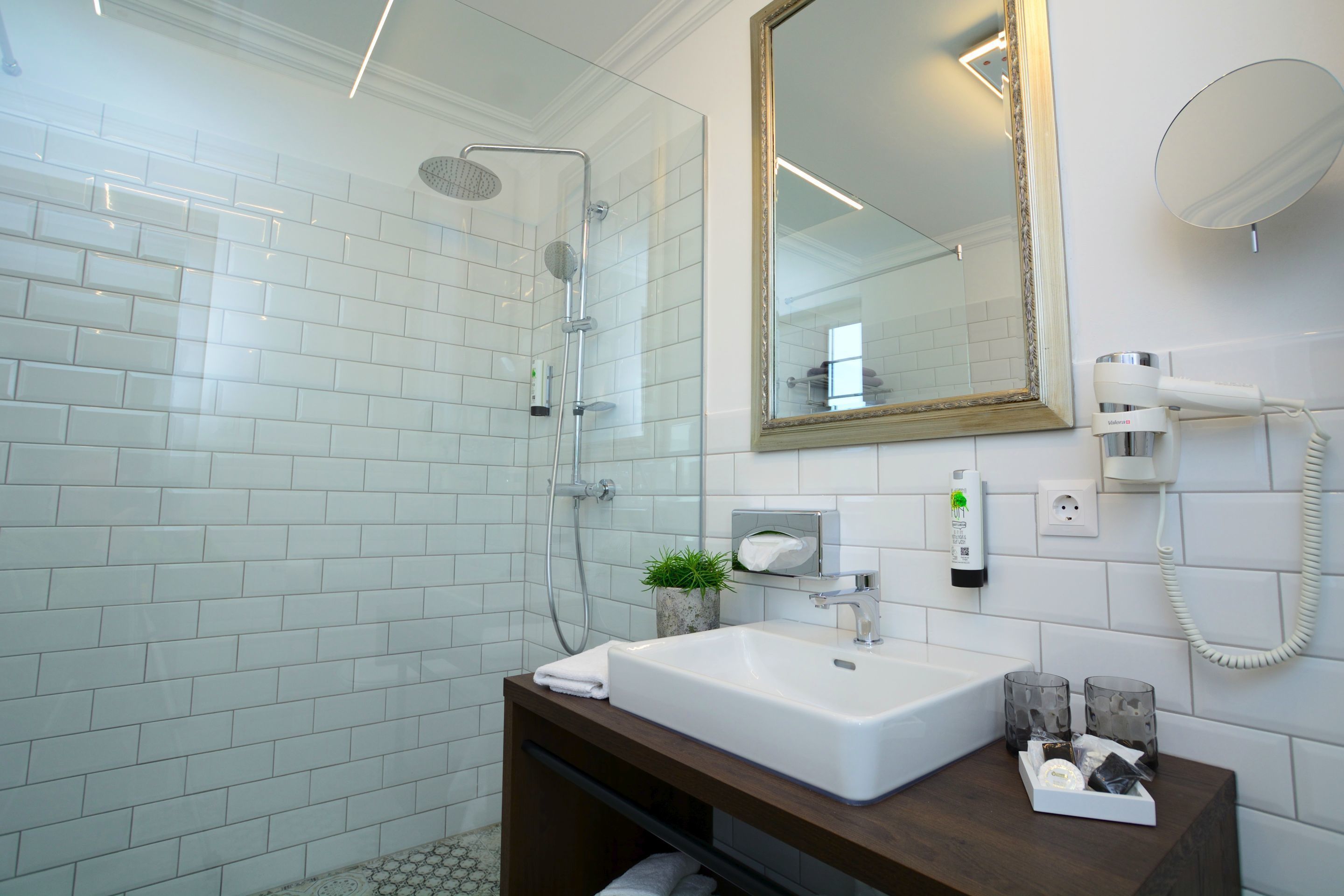 Businesshuoneisto, 1 suuri parisänky, tupakointi kielletty (incl. final cleaning fee 36,00 EUR) | Kylpyhuone | Suihku, ilmaiset hygieniatuotteet, hiustenkuivaaja, tohvelit