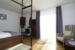 Apartamento empresarial, 1 cama King, para não fumantes (incl. final cleaning fee 36,00 EUR) | Roupas de cama premium, cofres nos quartos