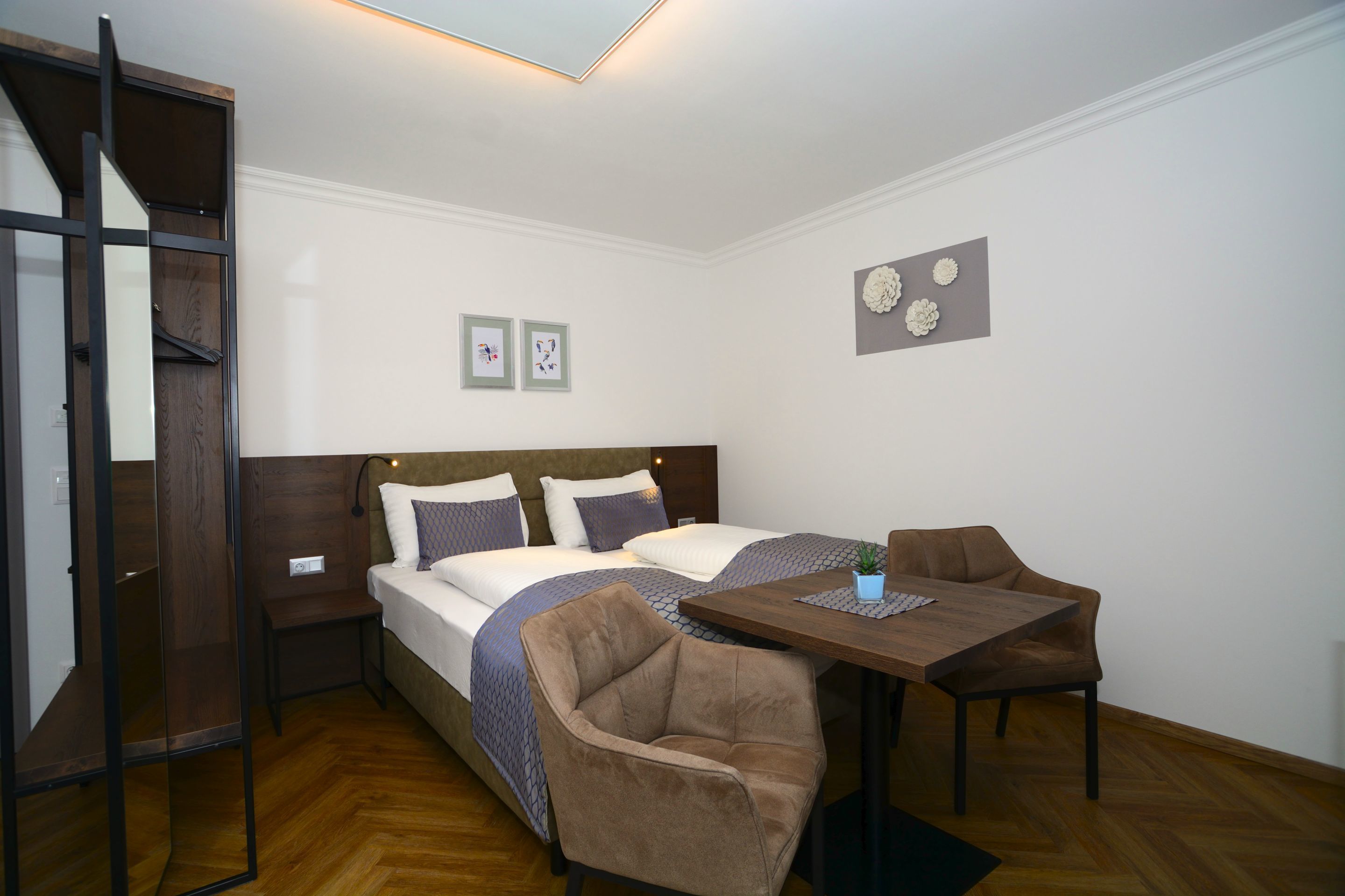 Apartamento empresarial, 1 cama King, para não fumantes (incl. final cleaning fee 36,00 EUR) | Roupas de cama premium, cofres nos quartos