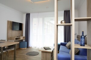 Leilighet – deluxe, 1 kingsize-seng, ikke-røyk (incl. final cleaning fee 64,00 EUR) | Oppholdsområde | Flatskjerm-TV