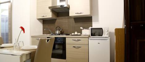 Kühlschrank, Mikrowelle, Ofen, Herdplatte