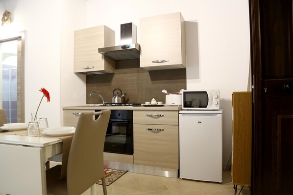 冷蔵庫、電子レンジ、オーブン、コンロ