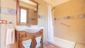 Villa, 2 slaapkamers, balkon | Badkamer | Een douche, gratis toiletartikelen, pantoffels