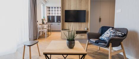 Suite Studio, 1 chambre (Brownie) | Salle de séjour | Télévision à écran plat de 49 pouces avec chaînes par câble, télévision