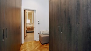 A hallway with wooden flooring leading to a bathroom and a bedroom. - Light-Filled, Contemporary Retreat near The Ritz (London)