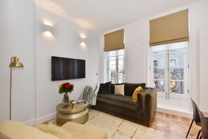 Smart TV - Light-Filled, Contemporary Retreat near The Ritz (London)
