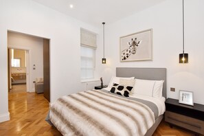 1 bedroom, Egyptian cotton sheets, iron/ironing board, free WiFi - Light-Filled, Contemporary Retreat near The Ritz (London)
