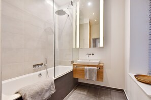Combined shower/tub, rainfall showerhead, hair dryer, towels
