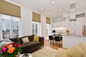 Smart TV - Light-Filled, Contemporary Retreat near The Ritz (London)