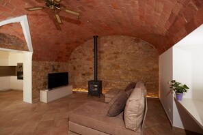 Televisión y chimenea