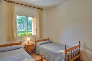 2 bedrooms, iron/ironing board, free WiFi, bed sheets
