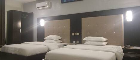 Family Room | Desk, free WiFi, bed sheets