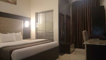 Standard Room, 1 Double Bed, Non Smoking | Desk, free WiFi, bed sheets