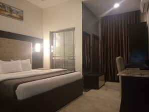 Standard Room, 1 Double Bed, Non Smoking | Desk, free WiFi, bed sheets - De Gladys Hotel (Enugu)