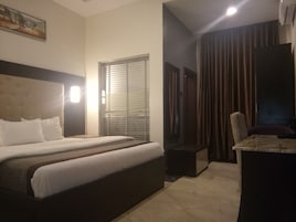 Escritorio, wifi gratis y ropa de cama 