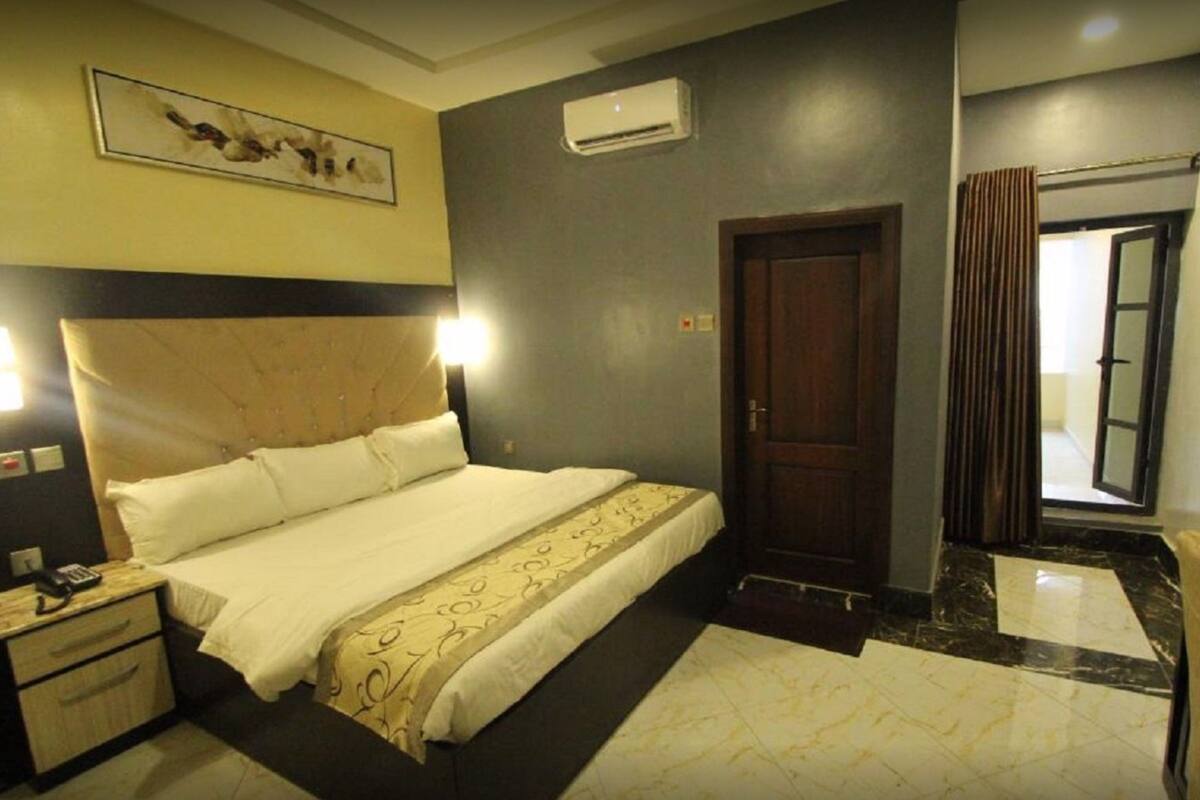 Escritorio, wifi gratis y ropa de cama 