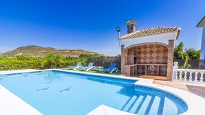 A swimming pool with a sun terrace and a view of hills. - Cubo's Villa Gertrudis. Air conditioning, private pool, wifi. (Alhaurín el Grande)