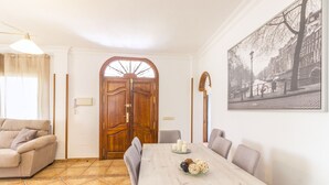 A dining area with a wooden table, chairs, and a plate of food. - Cubo's Villa Gertrudis. Air conditioning, private pool, wifi. (Alhaurín el Grande)