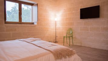 1 bedroom, bed sheets
