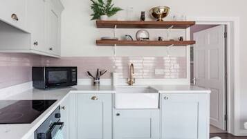 Een koelkast, een magnetron, een oven, een vaatwasser