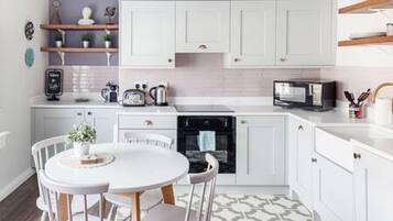 Een koelkast, een magnetron, een oven, een vaatwasser