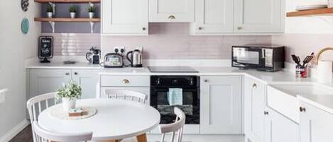 Réfrigérateur, micro-ondes, four, lave-vaisselle