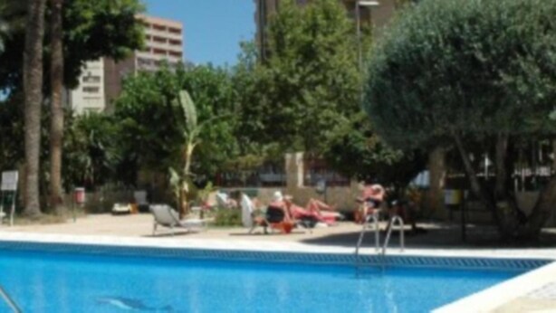 Una piscina al aire libre