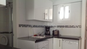 Refrigerador con freezer, microondas, utensilios de cocina