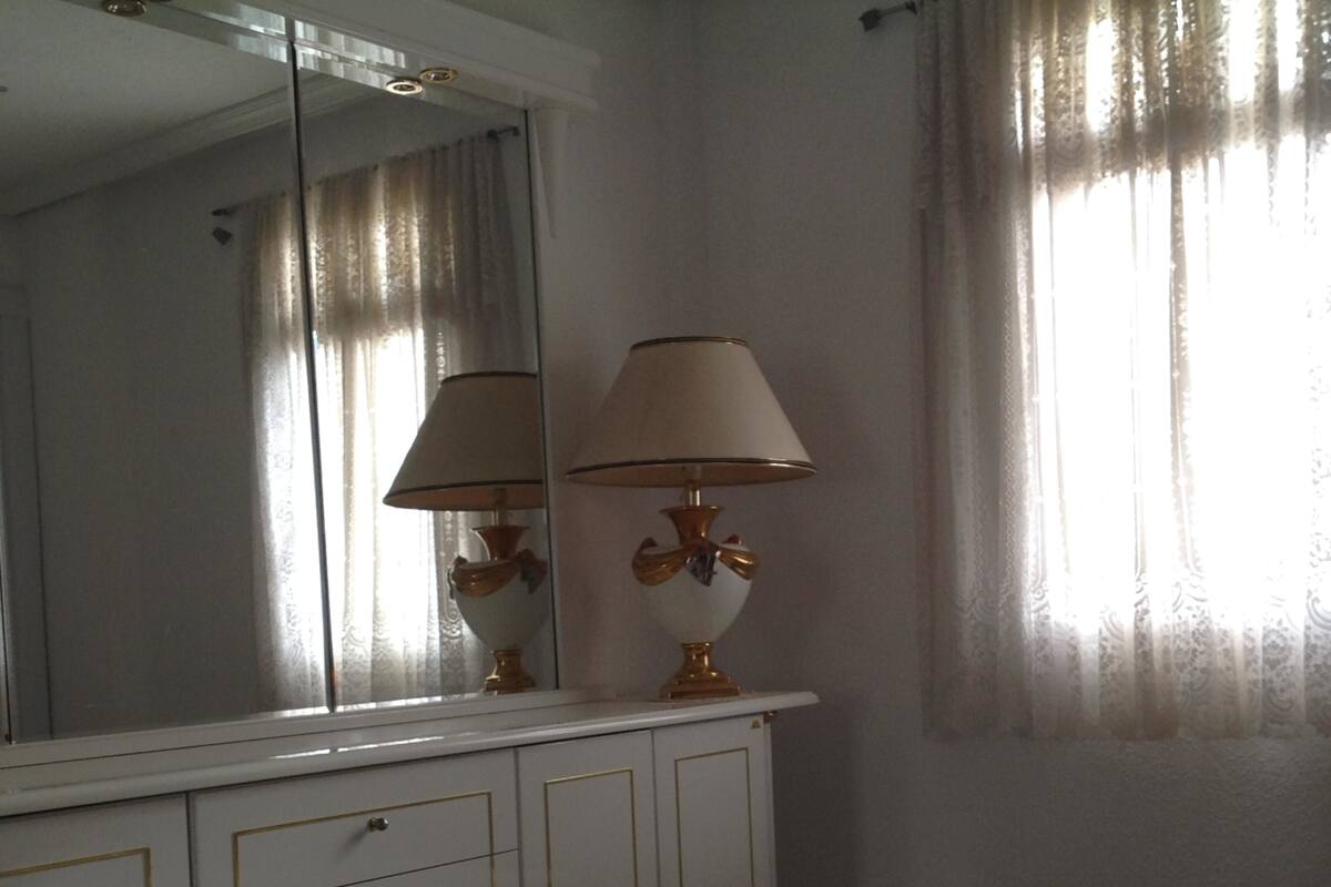 2 habitaciones, cortinas blackout y ropa de cama 