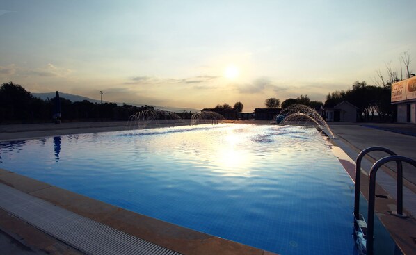 2 piscine all'aperto, cabine incluse nel prezzo, ombrelloni da piscina