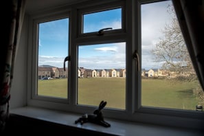 A window with a view of a grassy field and residential buildings. - Old Bakery Cosy Cottage in Bath - 3 Bedroom, Free (Bath)