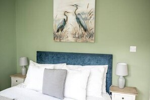 3 bedrooms, desk, soundproofing, iron/ironing board - Old Bakery Cottage in Bath - 3 Bedroom, Free (Bath)