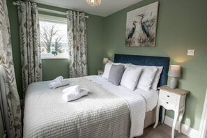 3 bedrooms, desk, soundproofing, iron/ironing board