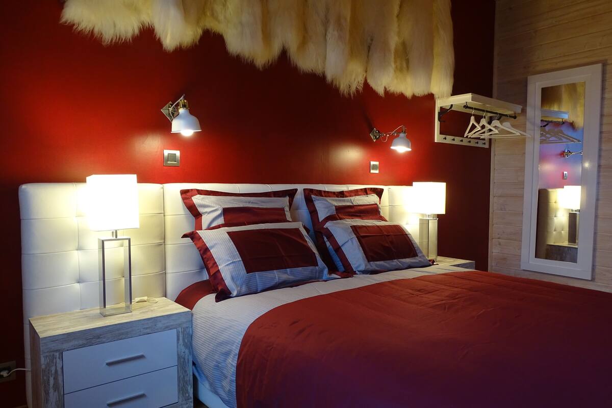 Suite (Greenly) | Minibar, desk, blackout drapes, iron/ironing board