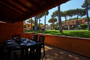 屋外ダイニングエリア