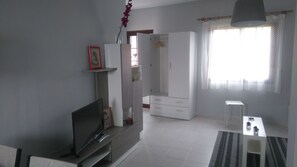 1 dormitorio, tabla de planchar con plancha, cuna de viaje y wifi gratis