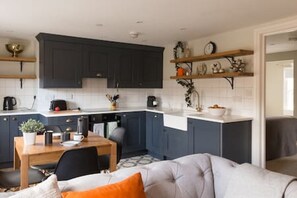 Interior - Osric - Grand Spacious (Bath)