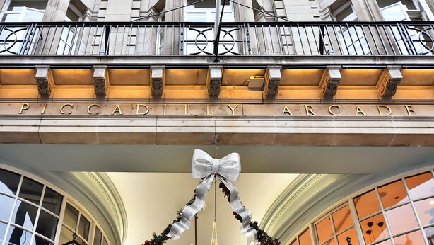 The entrance to the Piccadilly Arcade with a large decorative bow and garland. - Amazing Mayfair 2 Bed £6 million AC Terrace Wi-Fi (London)