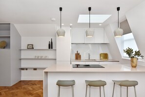 Jääkaappi, mikroaaltouuni, uuni, liesi