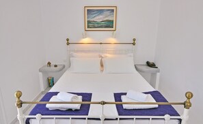 Dreibettzimmer, Meerblick | Schreibtisch, schallisolierte Zimmer, Bügeleisen/Bügelbrett