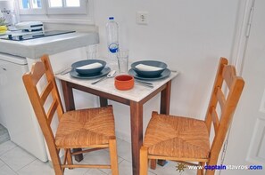 Kühlschrank, Wasserkocher mit Kaffee-/Teezubehör, Wasserkocher